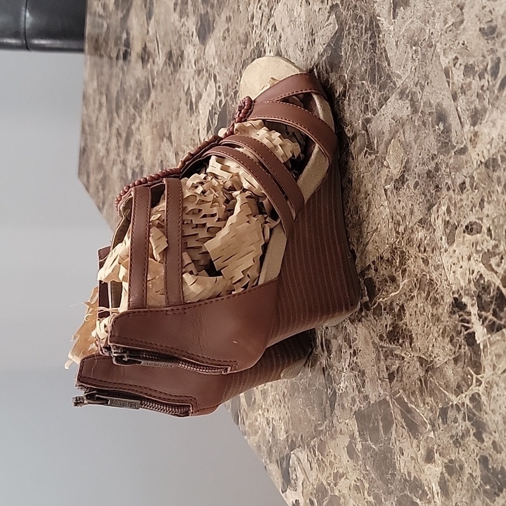 KENNETH Cole Reaction Woman's Leather Wedge Sandal 7M - Picture 2 of 10
